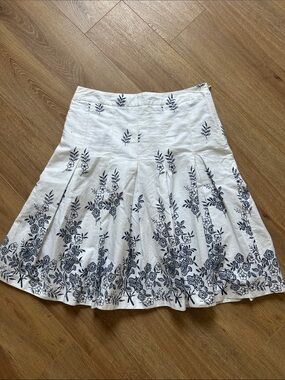 White Floral Border Circle Skirt size 8